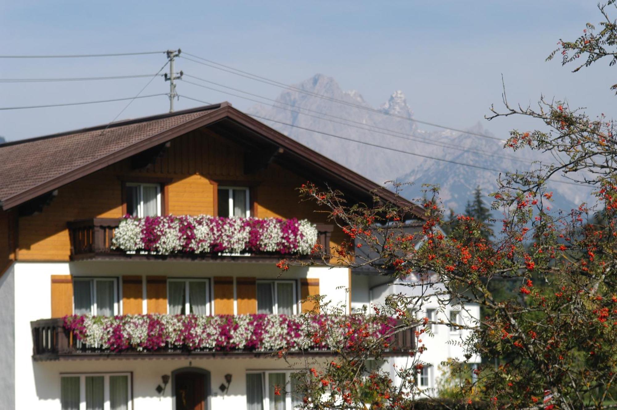 Hotel Haus Dachstein Schnitzer Eben Im Pongau Esterno foto